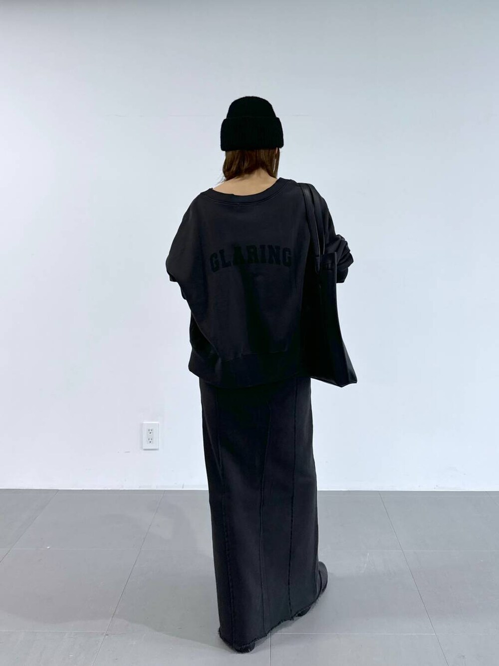 ブラック系のキャミソール、グレー系のスカート、グレー系のカーディガン/ボレロを着用したレディースの冬コーディネートの6枚目の写真