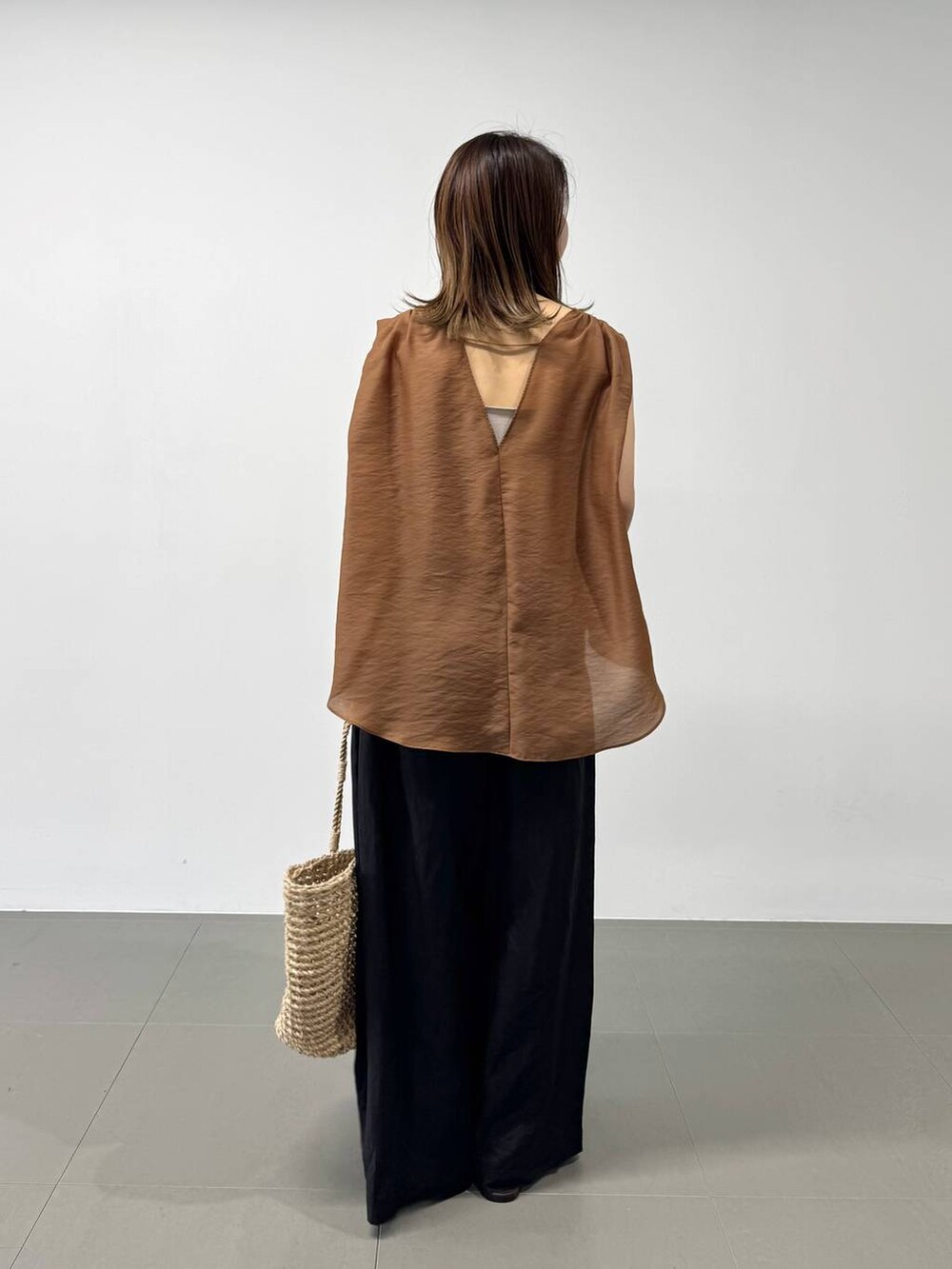 ベージュ系のかごバッグ、ブラウン系のシャツ/ブラウス、ブラック系のその他パンツを着用したレディースの夏コーディネートの8枚目の写真