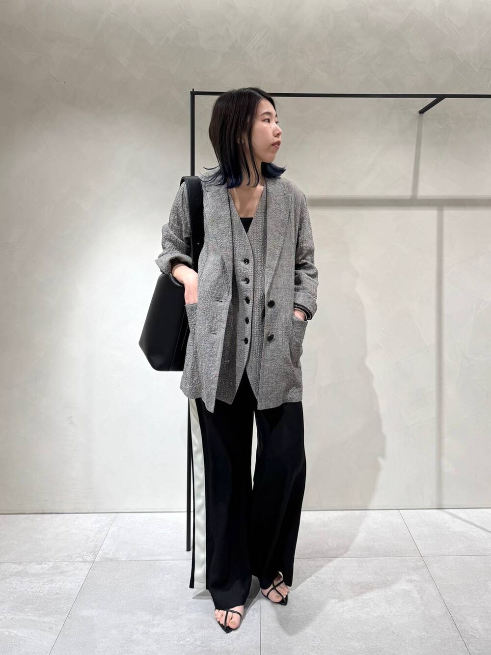 ブラック系のサンダル、ブラック系のその他パンツ、ブラック系のテーラードジャケットを着用したレディースの春コーディネートの5枚目の写真