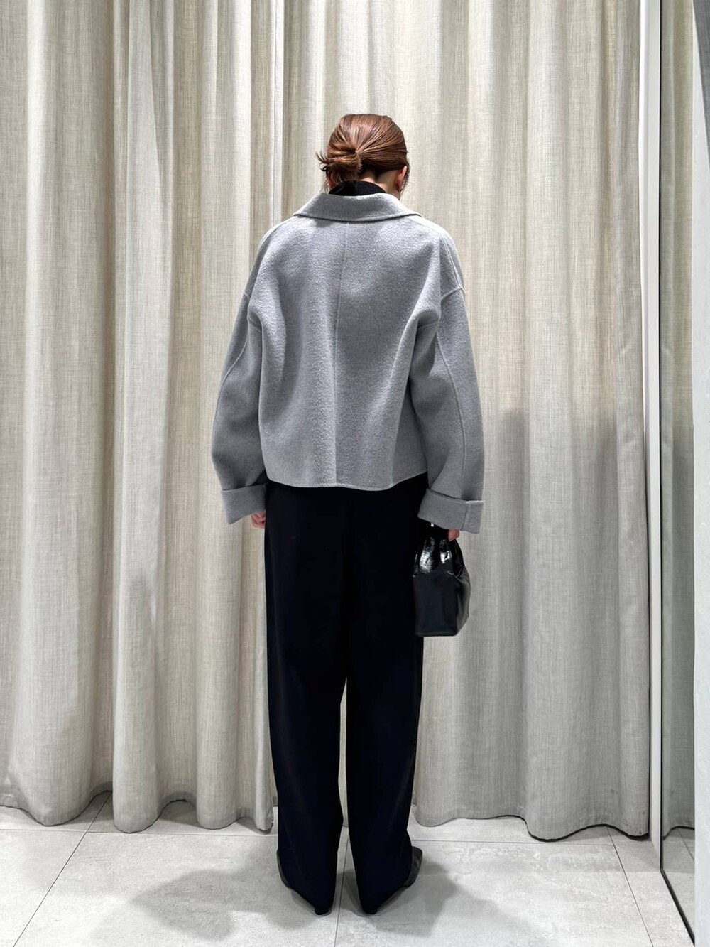 ブラック系のその他パンツ、ブラック系のニット/セーター、グレー系のその他アウターを着用したレディースの冬コーディネートの8枚目の写真