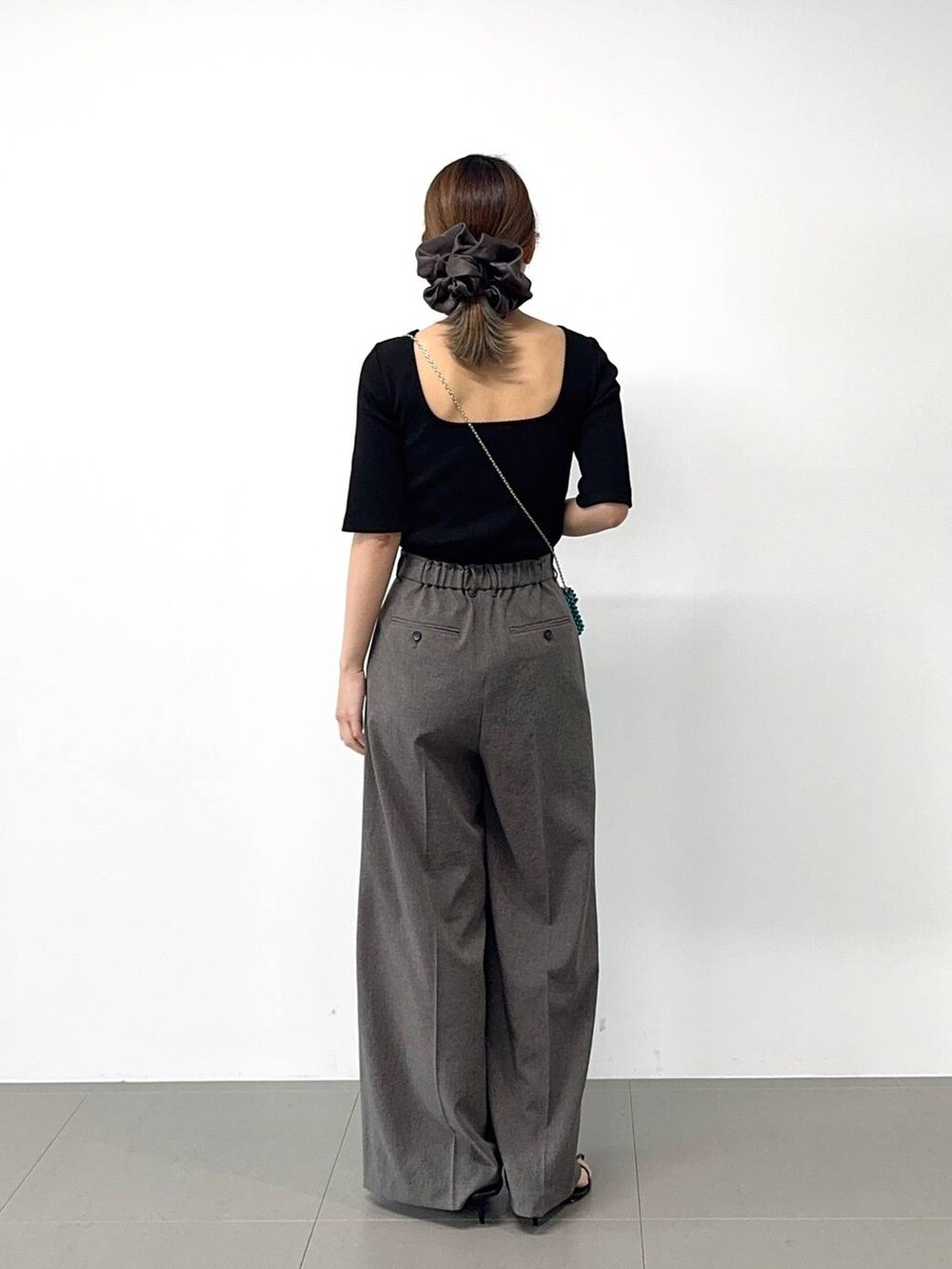 ブラック系のサンダル、ブラック系のTシャツ/カットソー、グレー系のその他パンツを着用したレディースの春コーディネートの6枚目の写真