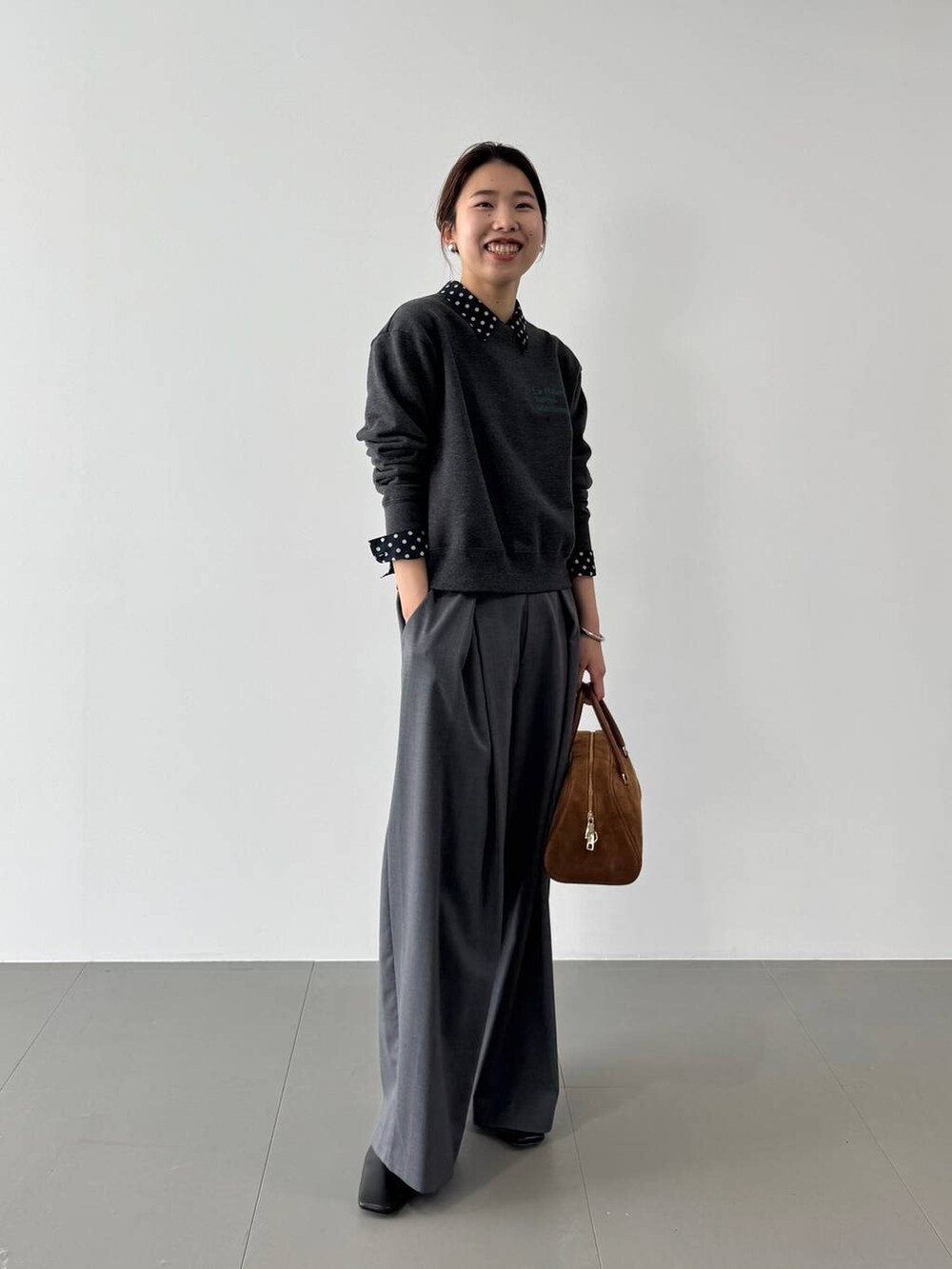 グレー系のその他パンツ、ブルー系のシャツ/ブラウス、グレー系のスウェットを着用したレディースの冬コーディネートの2枚目の写真