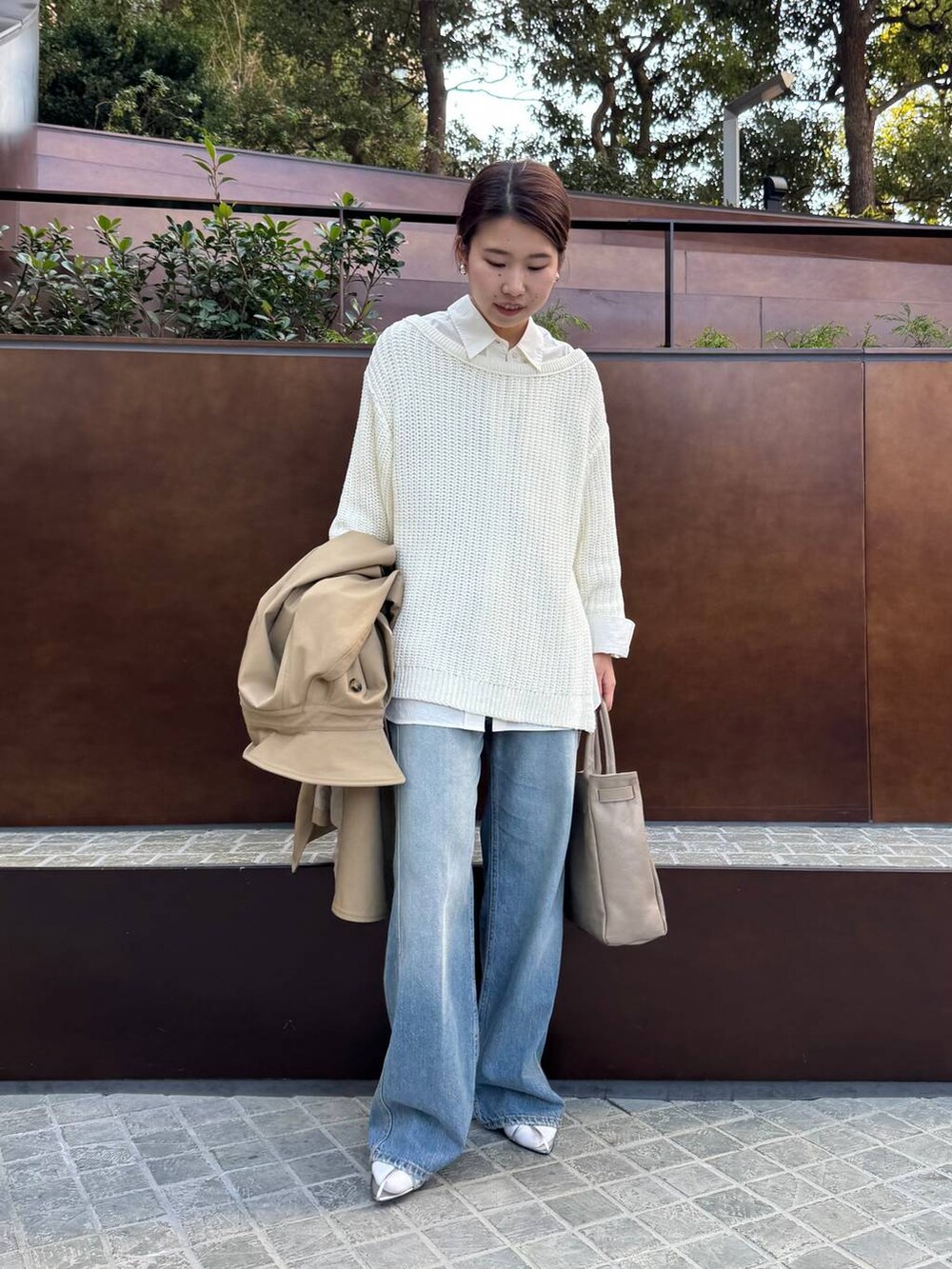 ブルー系のデニムパンツ、ホワイト系のニット/セーター、ホワイト系のシャツ/ブラウスを着用したレディースの春コーディネートの4枚目の写真