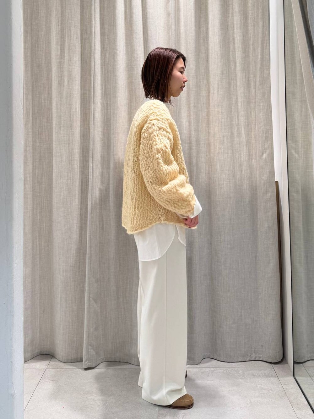 ホワイト系のその他パンツ、ホワイト系のシャツ/ブラウス、ベージュ系のニット/セーターを着用したレディースの冬コーディネートの9枚目の写真