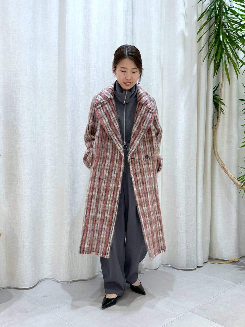 ホワイト系のTシャツ/カットソー、グレー系のTシャツ/カットソー、グレー系のその他パンツを着用したレディースの秋コーディネートの8枚目の写真