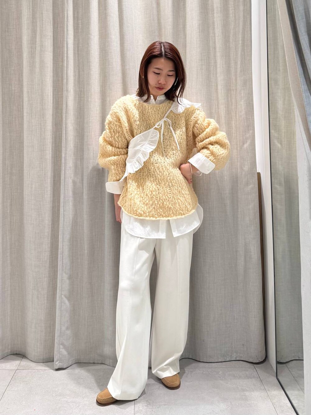 ホワイト系のその他パンツ、ホワイト系のシャツ/ブラウス、ベージュ系のニット/セーターを着用したレディースの冬コーディネートの4枚目の写真