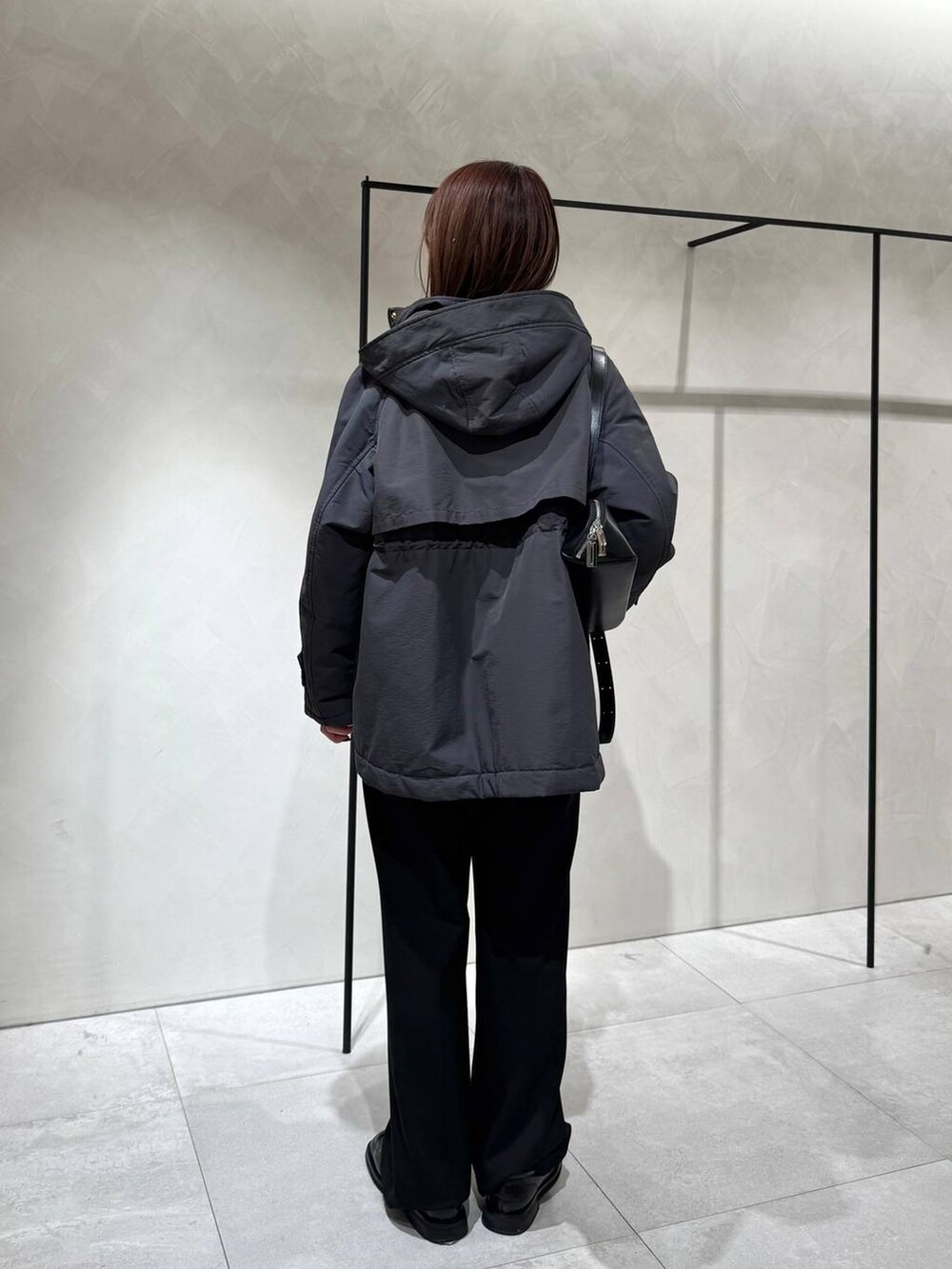 ホワイト系のTシャツ/カットソー、グレー系のその他アウター、ブラック系のその他パンツを着用したレディースの冬コーディネートの6枚目の写真