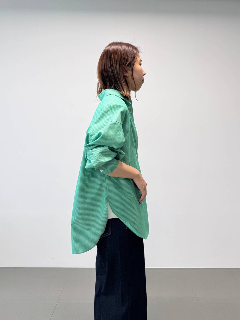 シルバー系のパンプス、グリーン系のシャツ/ブラウス、ホワイト系のTシャツ/カットソーを着用したレディースの夏コーディネートの8枚目の写真