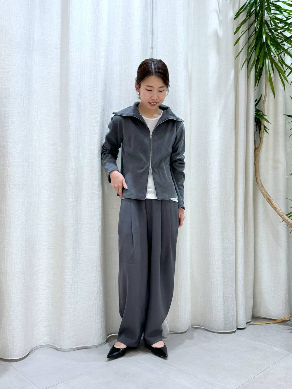 ホワイト系のTシャツ/カットソー、グレー系のTシャツ/カットソー、グレー系のその他パンツを着用したレディースの秋コーディネートの5枚目の写真