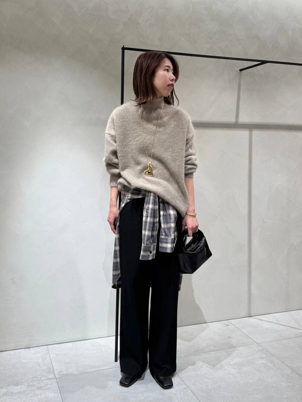 ベージュ系のシャツ/ブラウス、ブラック系のその他パンツ、ブラウン系のニット/セーターを着用したレディースの冬コーディネートの4枚目の写真