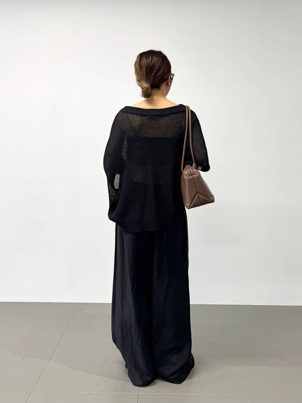 ブラック系のその他パンツ、ベージュ系のショルダーバッグ、ブラック系のTシャツ/カットソーを着用したレディースの夏コーディネートの4枚目の写真