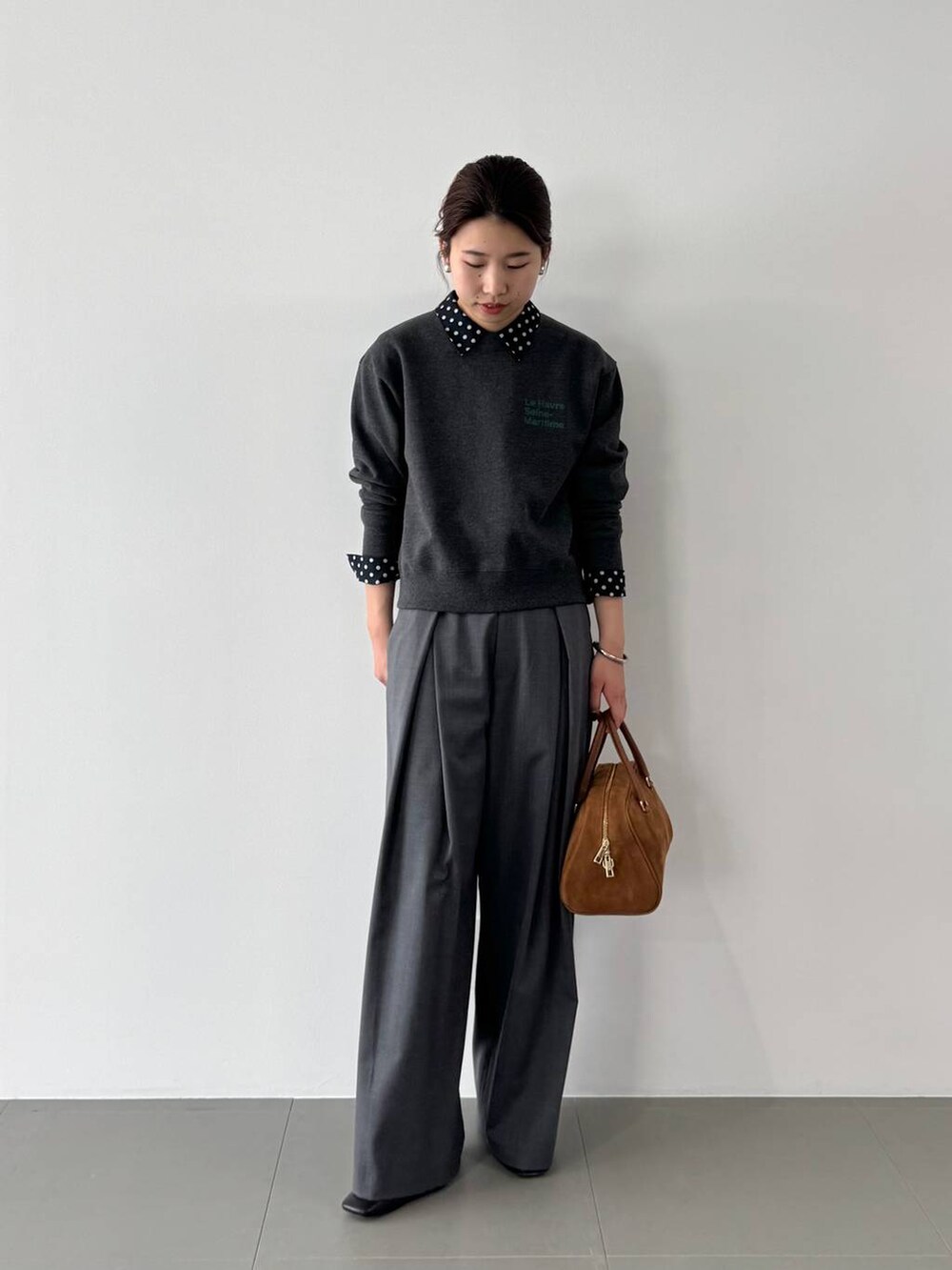 グレー系のその他パンツ、ブルー系のシャツ/ブラウス、ブルー系のテーラードジャケットを着用したレディースの冬コーディネートの8枚目の写真