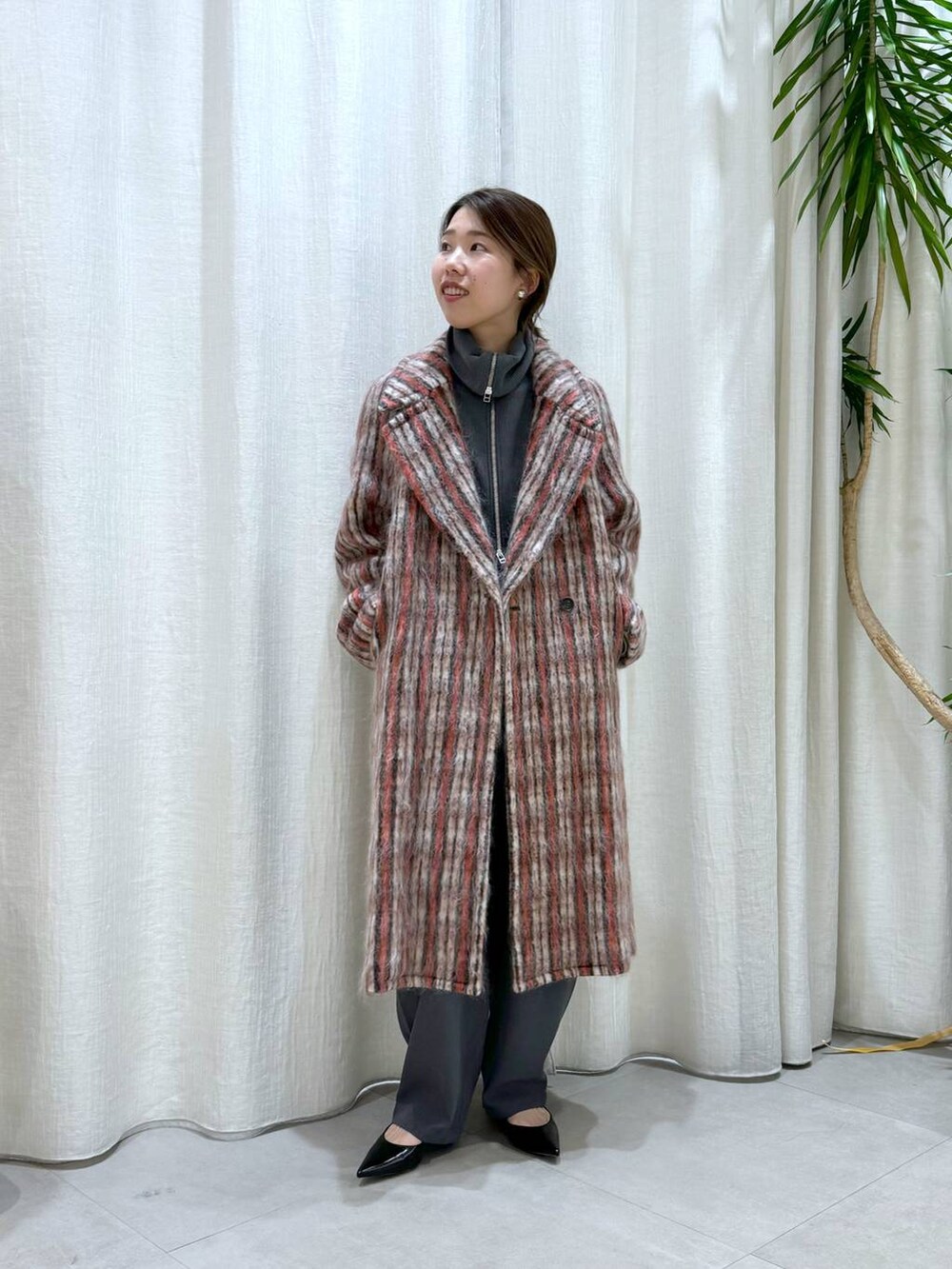 その他のチェスターコート、グレー系のTシャツ/カットソー、グレー系のその他パンツを着用したレディースの秋コーディネートの2枚目の写真