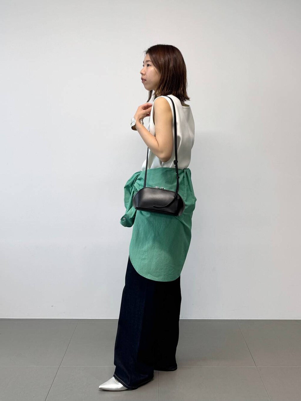 シルバー系のパンプス、グリーン系のシャツ/ブラウス、ホワイト系のTシャツ/カットソーを着用したレディースの夏コーディネートの5枚目の写真