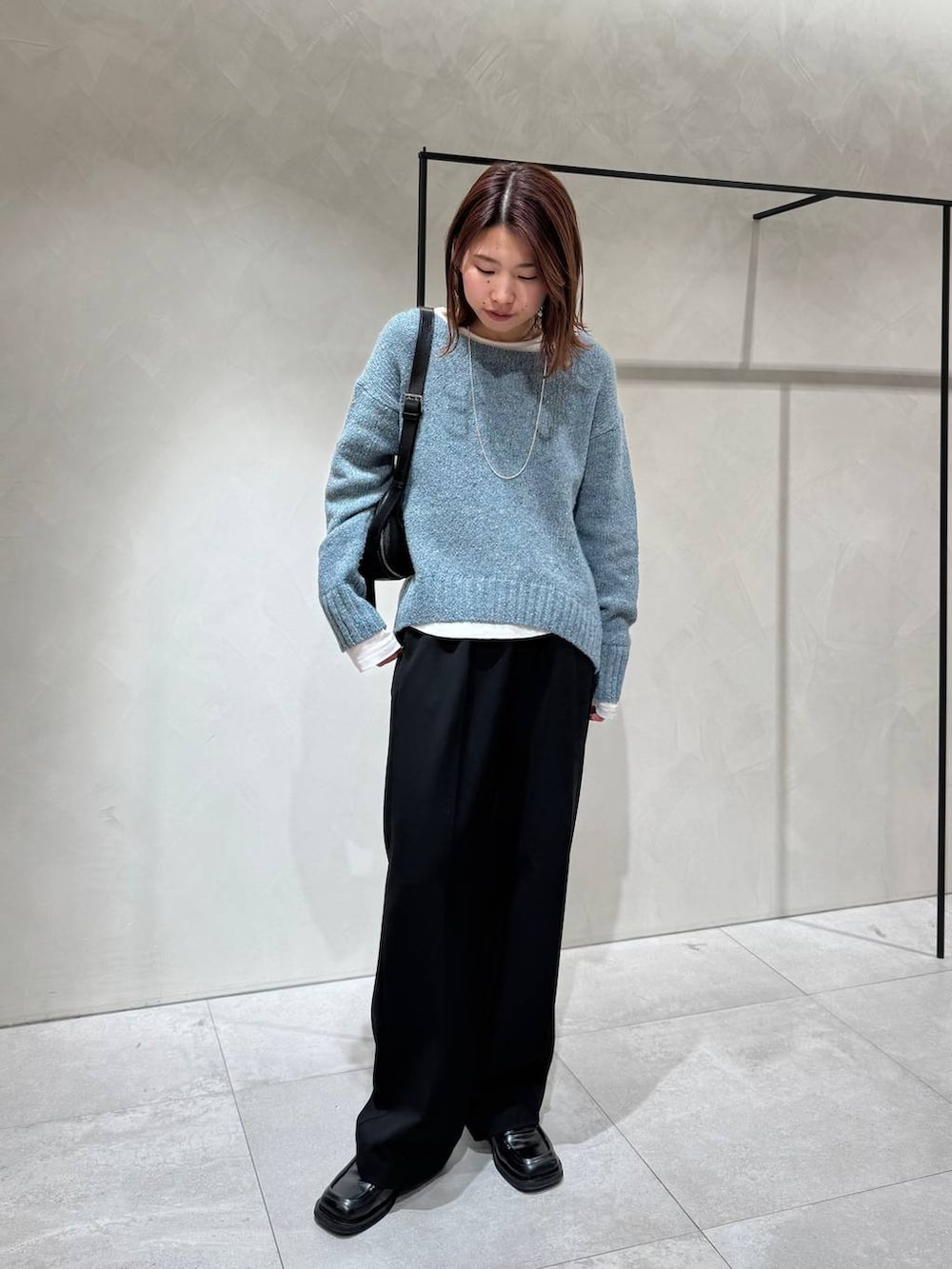 ホワイト系のTシャツ/カットソー、ブラック系のその他パンツ、ブラック系のショルダーバッグを着用したレディースの冬コーディネートの2枚目の写真