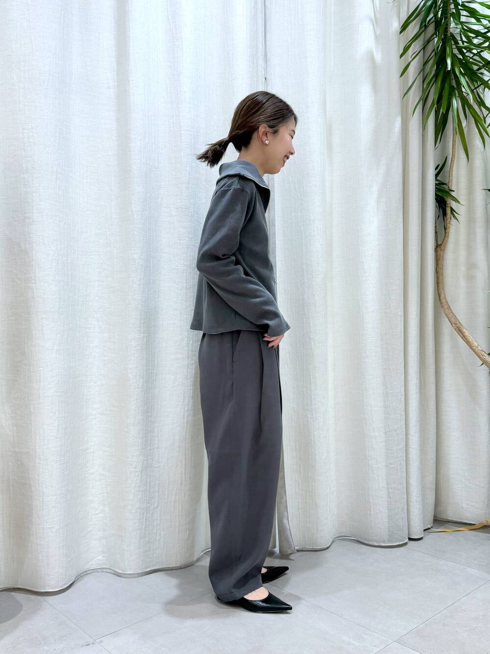 ホワイト系のTシャツ/カットソー、グレー系のTシャツ/カットソー、グレー系のその他パンツを着用したレディースの秋コーディネートの6枚目の写真