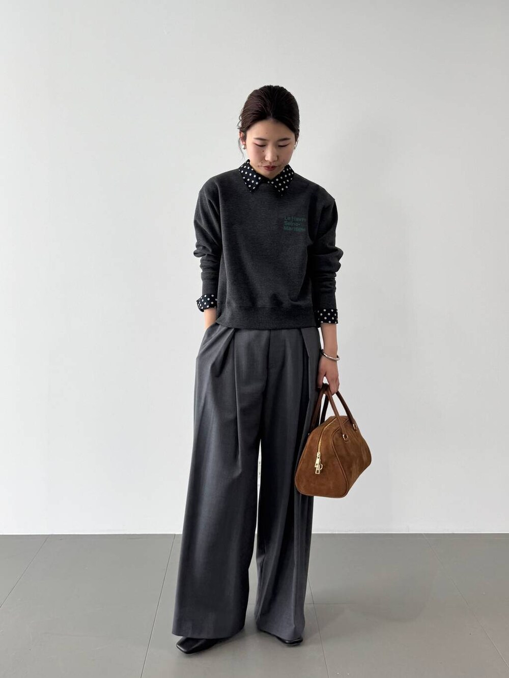 グレー系のその他パンツ、ブルー系のシャツ/ブラウス、グレー系のスウェットを着用したレディースの冬コーディネートの8枚目の写真