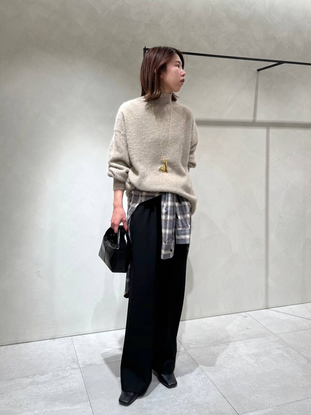 ベージュ系のシャツ/ブラウス、ブラック系のその他パンツ、ブラウン系のニット/セーターを着用したレディースの冬コーディネートの2枚目の写真