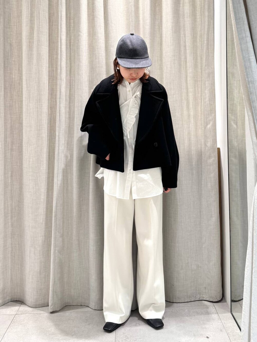 ホワイト系のその他パンツ、ホワイト系のシャツ/ブラウス、グレー系のキャップを着用したレディースの冬コーディネートの9枚目の写真