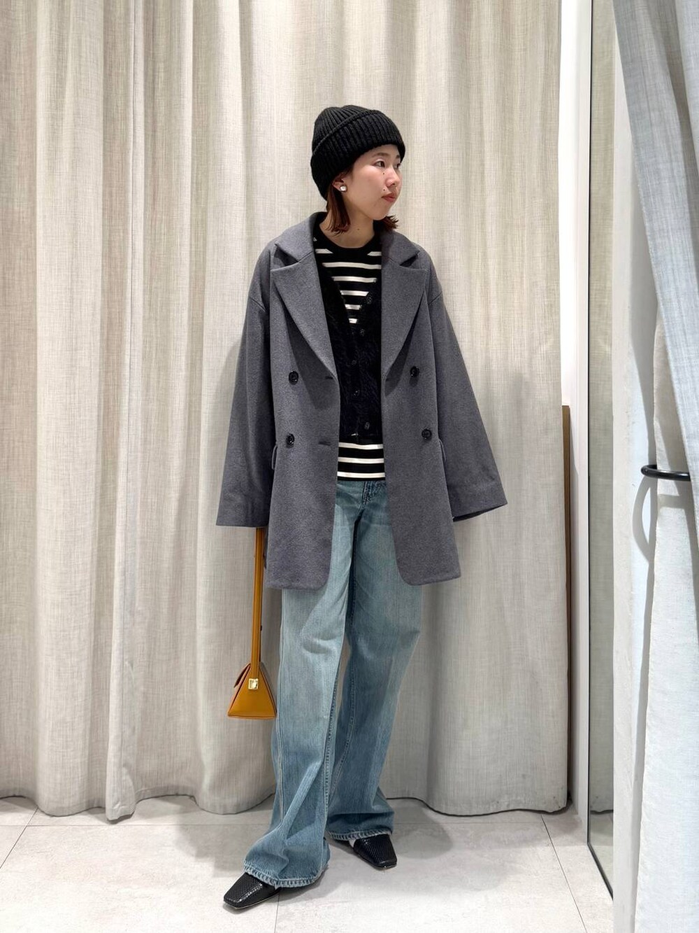 ブラック系のTシャツ/カットソー、グレー系のテーラードジャケット、ブルー系のカーディガン/ボレロを着用したレディースの冬コーディネートの3枚目の写真