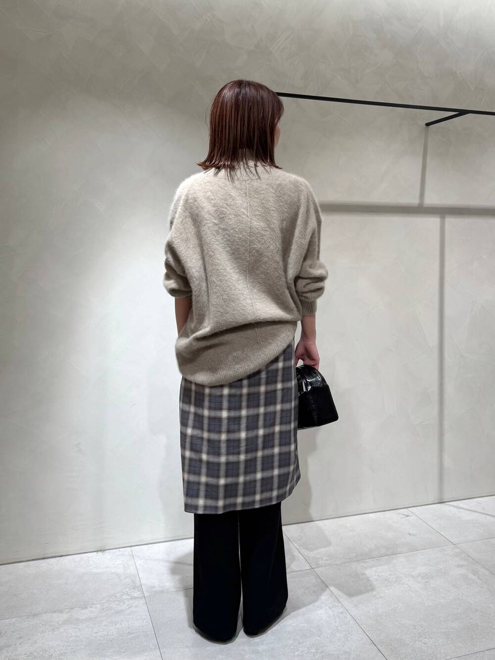 ベージュ系のシャツ/ブラウス、ブラック系のその他パンツ、ブラウン系のニット/セーターを着用したレディースの冬コーディネートの7枚目の写真