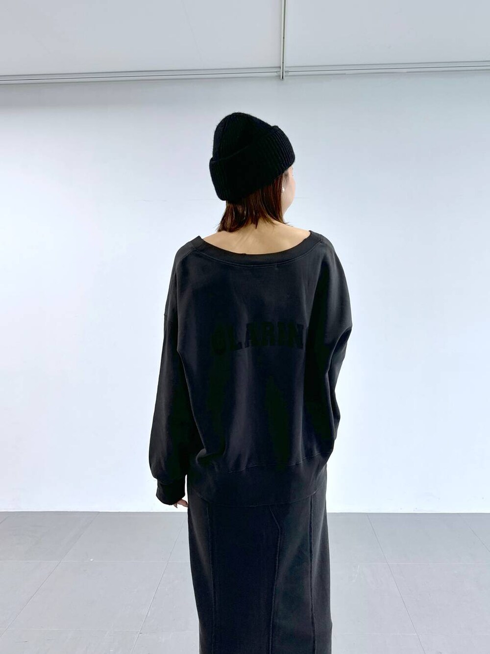 ブラック系のキャミソール、グレー系のスカート、グレー系のカーディガン/ボレロを着用したレディースの冬コーディネートの9枚目の写真