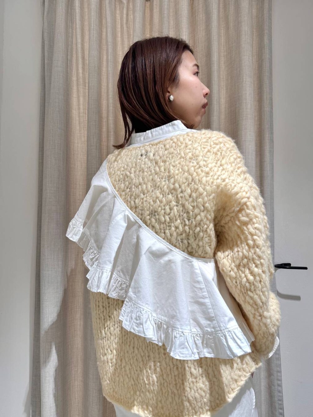 ホワイト系のその他パンツ、ホワイト系のシャツ/ブラウス、ベージュ系のニット/セーターを着用したレディースの冬コーディネートの7枚目の写真