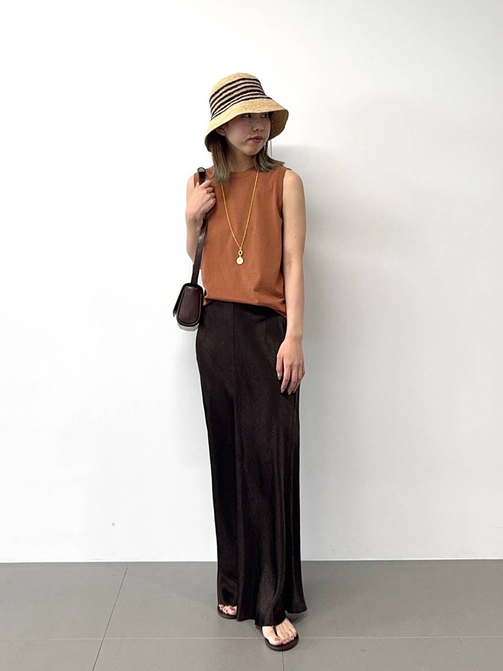 ブラウン系のサンダル、ブラウン系のスカート、ブラウン系のタンクトップを着用したレディースの春コーディネートの2枚目の写真