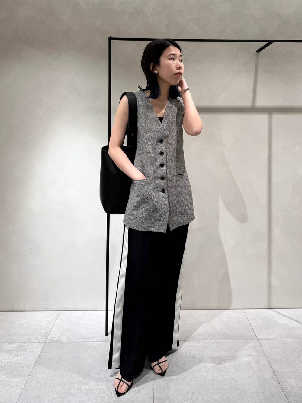 ブラック系のサンダル、ブラック系のその他パンツ、ブラック系のテーラードジャケットを着用したレディースの春コーディネートの8枚目の写真