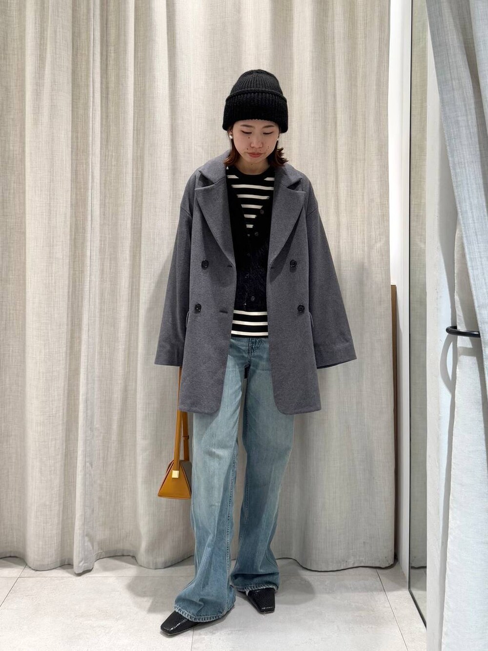 ブラック系のTシャツ/カットソー、ブルー系のカーディガン/ボレロ、ブルー系のデニムパンツを着用したレディースの冬コーディネートの9枚目の写真