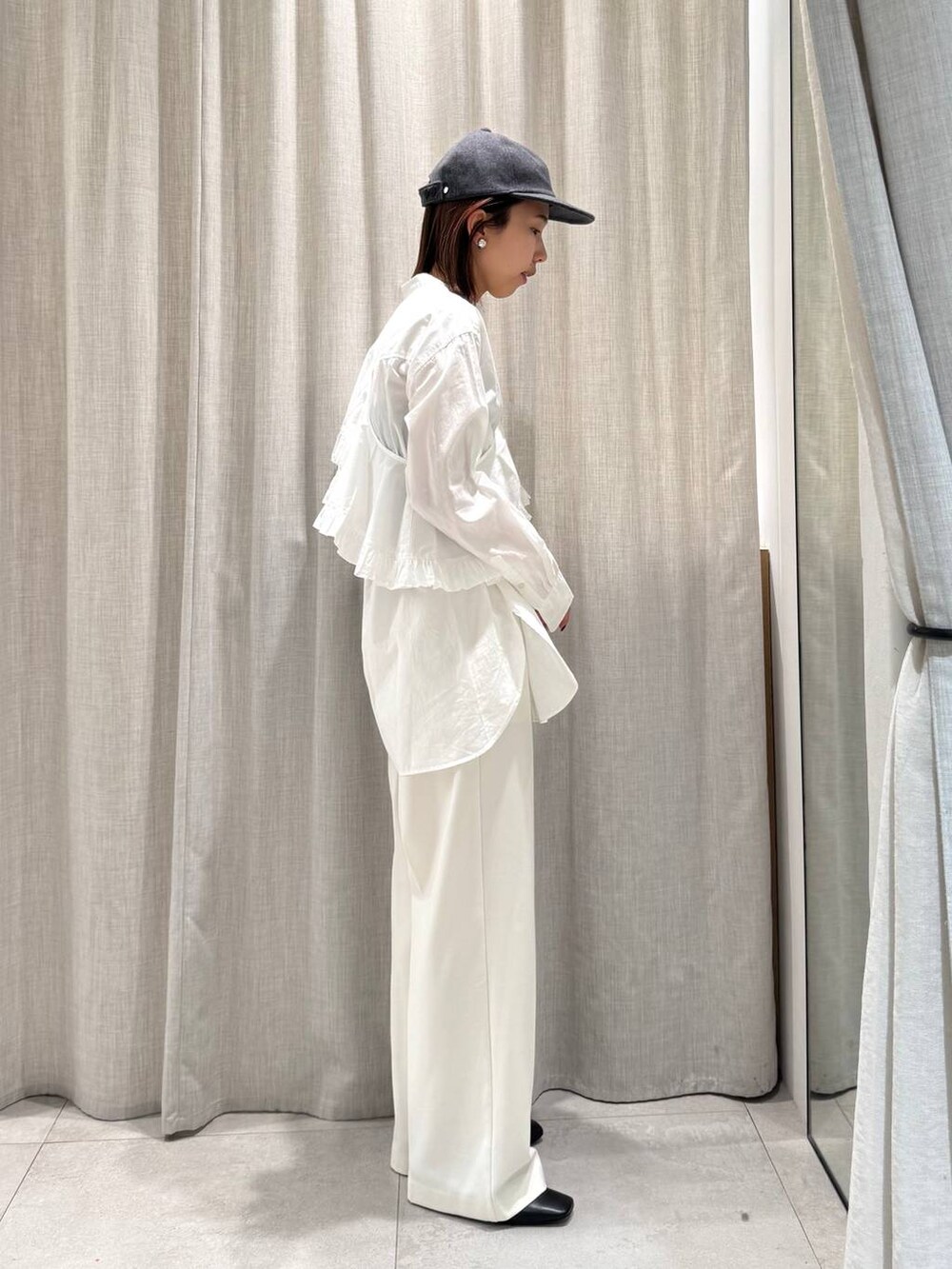 ホワイト系のその他パンツ、ホワイト系のシャツ/ブラウス、グレー系のキャップを着用したレディースの冬コーディネートの6枚目の写真