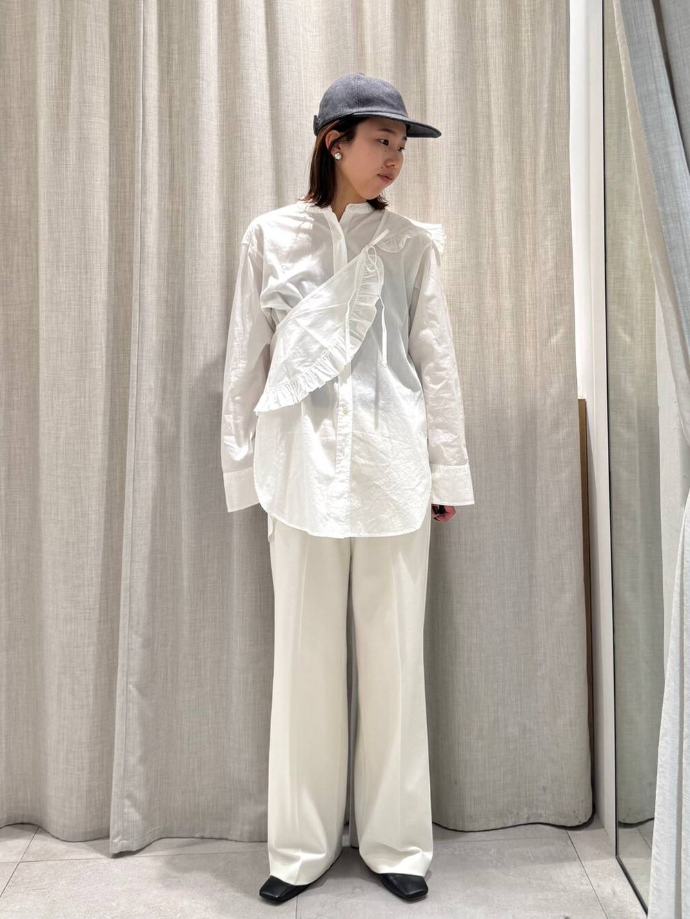 ホワイト系のその他パンツ、ホワイト系のシャツ/ブラウス、グレー系のキャップを着用したレディースの冬コーディネートの3枚目の写真