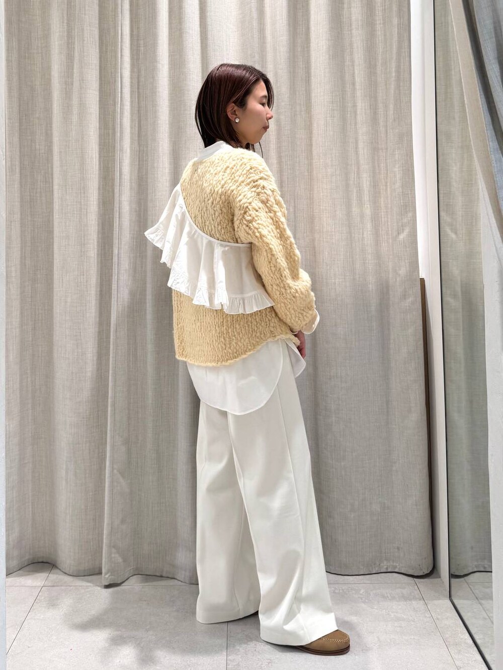 ホワイト系のその他パンツ、ホワイト系のシャツ/ブラウス、ベージュ系のニット/セーターを着用したレディースの冬コーディネートの5枚目の写真