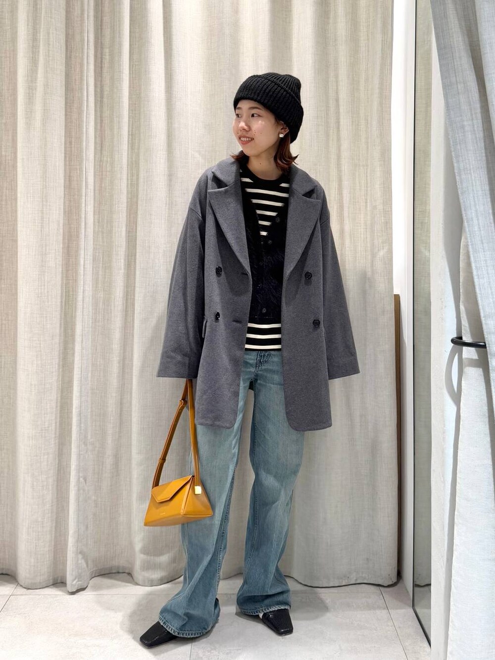 ブラック系のTシャツ/カットソー、グレー系のテーラードジャケット、ブルー系のカーディガン/ボレロを着用したレディースの冬コーディネートの2枚目の写真