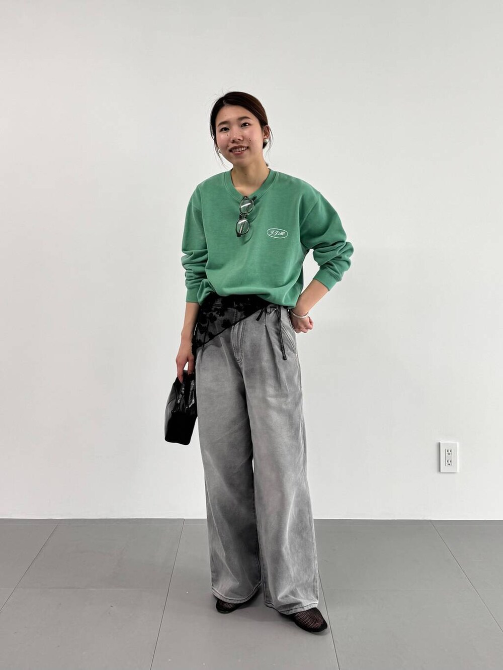 グレー系のデニムパンツ、ブラック系のパンプス、ブラック系のノーカラージャケットを着用したレディースの冬コーディネートの7枚目の写真