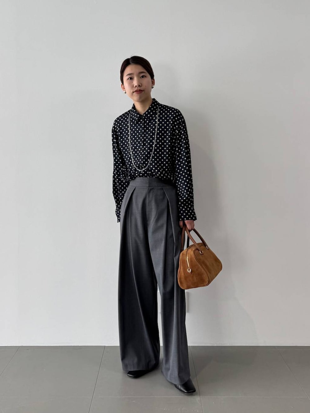 グレー系のその他パンツ、ブルー系のシャツ/ブラウス、イエロー系のボストンバッグを着用したレディースの冬コーディネートの8枚目の写真