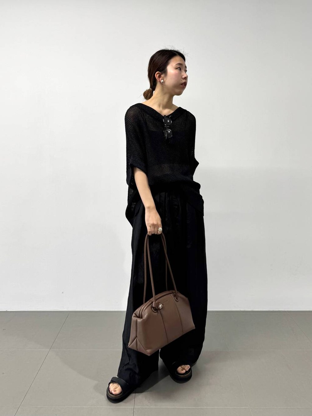ブラック系のその他パンツ、ベージュ系のショルダーバッグ、ブラック系のTシャツ/カットソーを着用したレディースの夏コーディネートの9枚目の写真