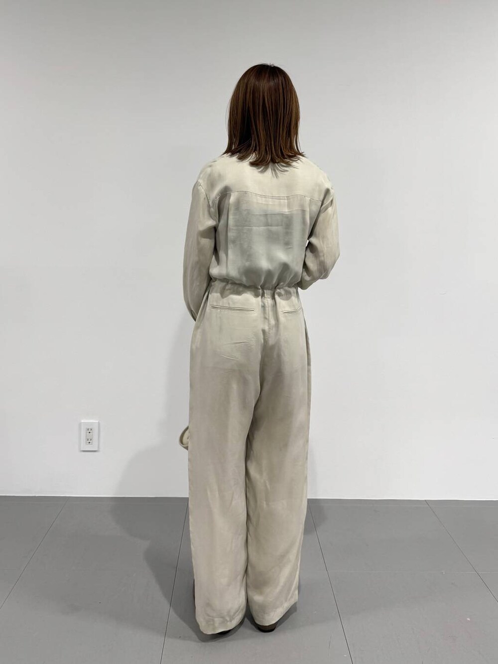 ホワイト系のショルダーバッグ、ブラック系のキャミソール、ベージュ系のつなぎ/オールインワンを着用したレディースの春コーディネートの5枚目の写真