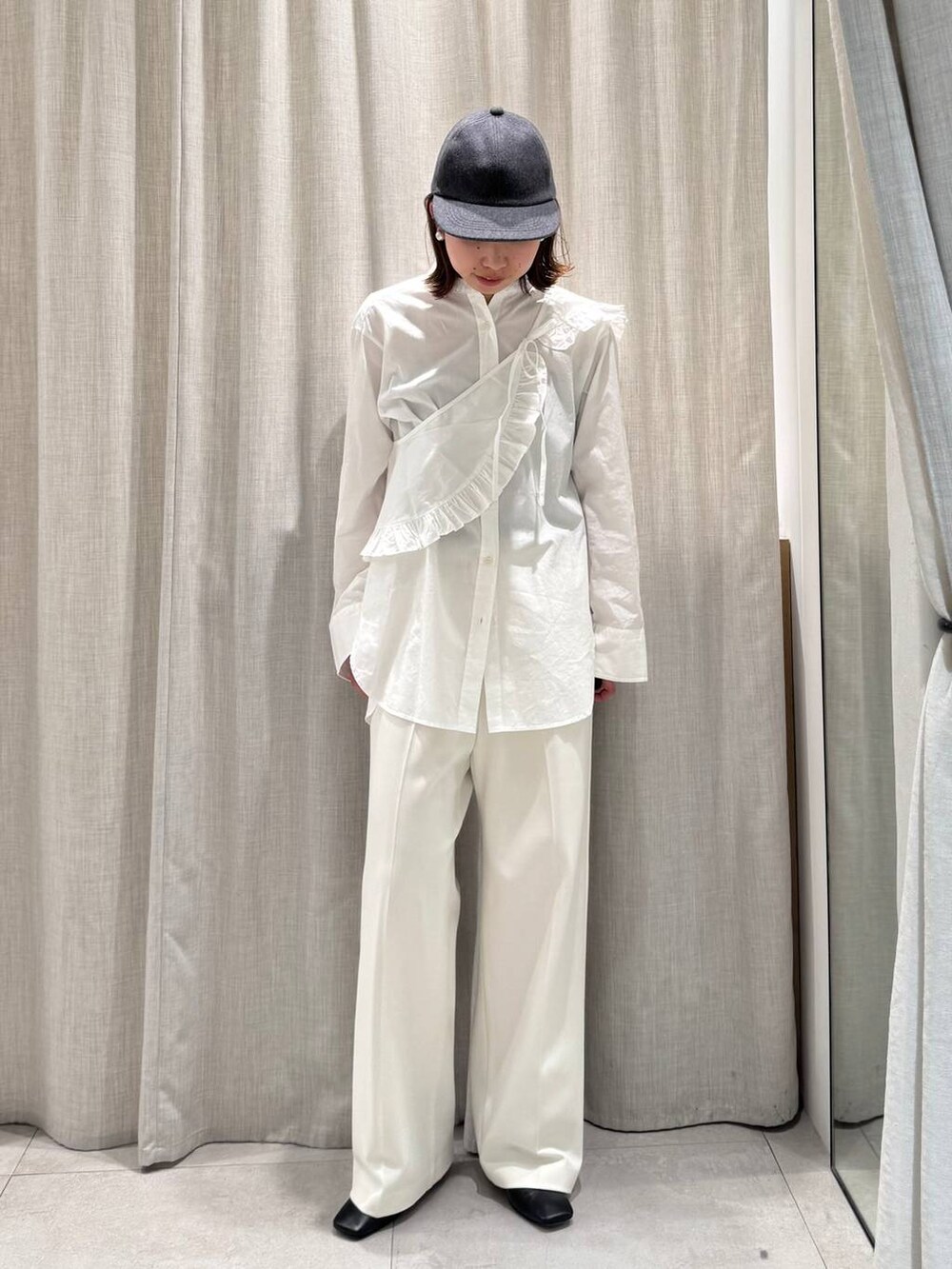 ホワイト系のその他パンツ、ホワイト系のシャツ/ブラウス、グレー系のキャップを着用したレディースの冬コーディネートの4枚目の写真