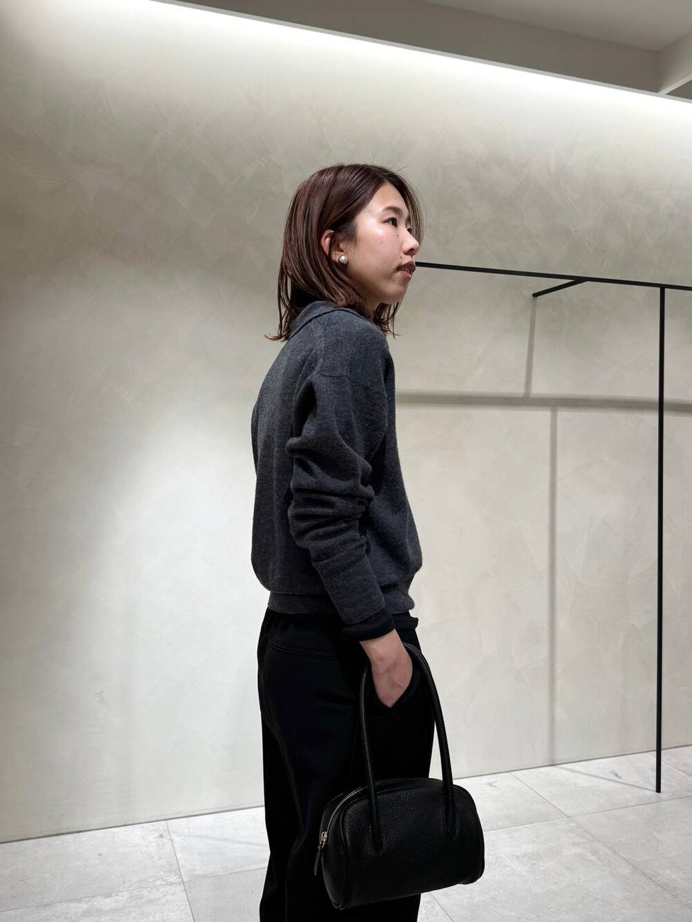 ブラック系のスニーカー、ブラック系のTシャツ/カットソー、グレー系のニット/セーターを着用したレディースの冬コーディネートの8枚目の写真