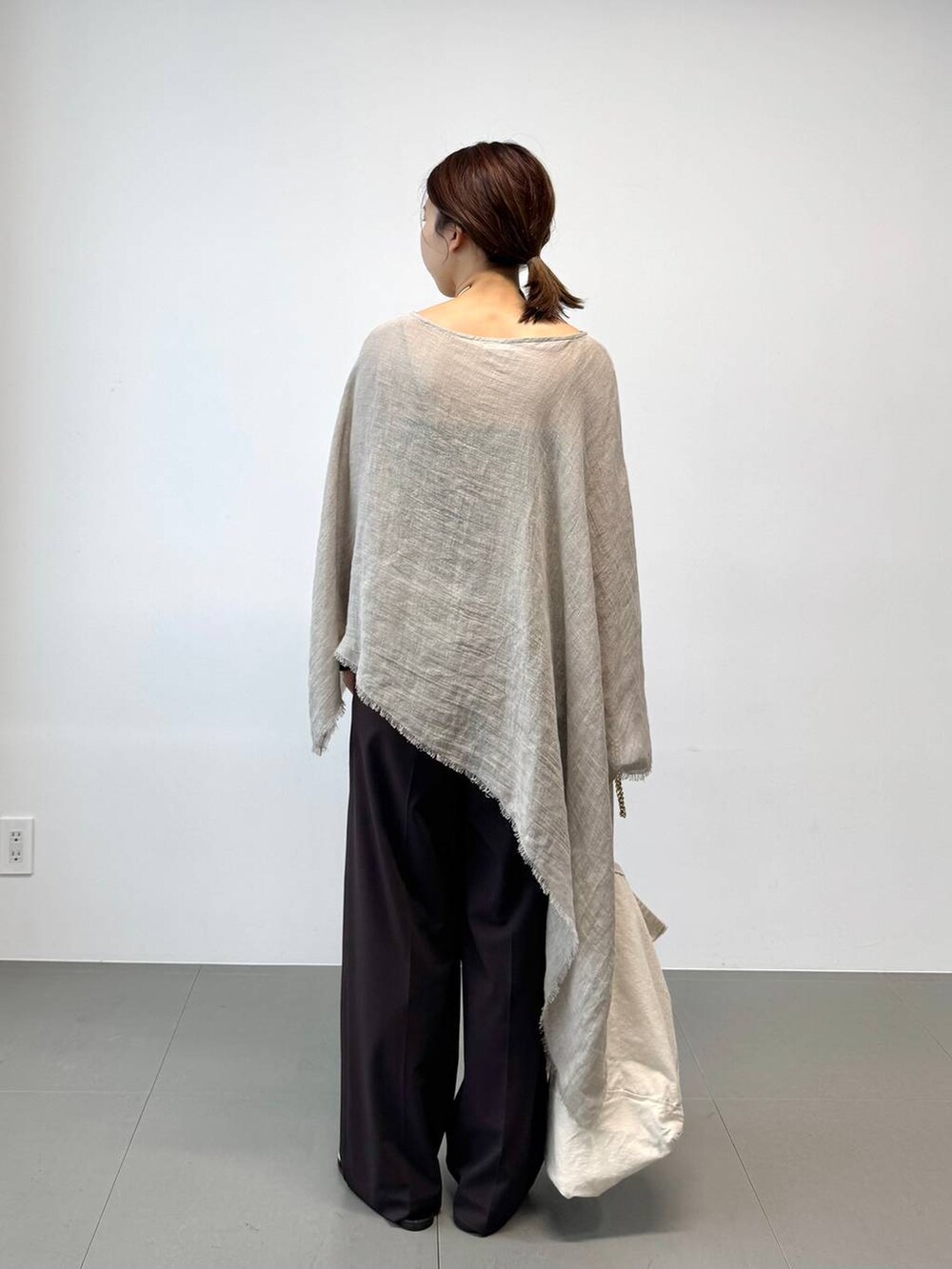 ブラウン系のサンダル、ホワイト系のトートバッグ、ベージュ系のその他トップスを着用したレディースの夏コーディネートの8枚目の写真