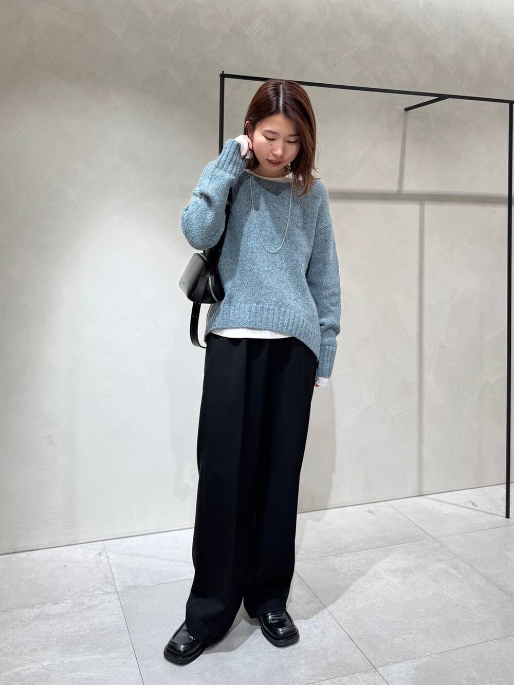 ホワイト系のTシャツ/カットソー、ブラック系のその他パンツ、ブラック系のショルダーバッグを着用したレディースの冬コーディネートの3枚目の写真