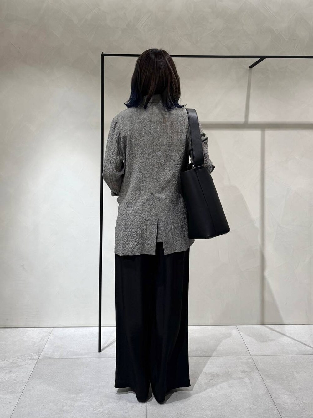 ブラック系のサンダル、ブラック系のその他パンツ、ブラック系のテーラードジャケットを着用したレディースの春コーディネートの7枚目の写真