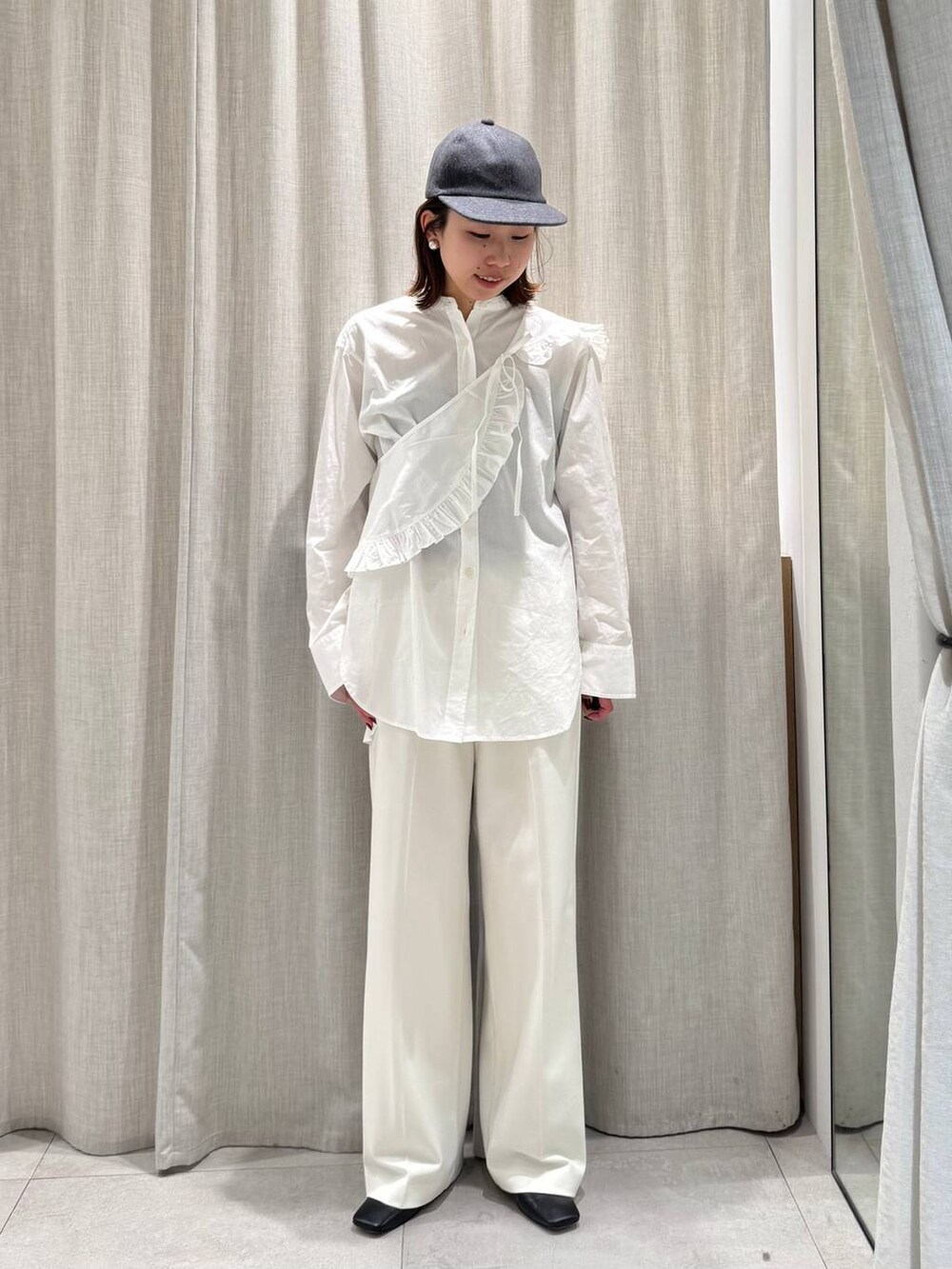 ホワイト系のその他パンツ、ホワイト系のシャツ/ブラウス、グレー系のキャップを着用したレディースの冬コーディネートの5枚目の写真