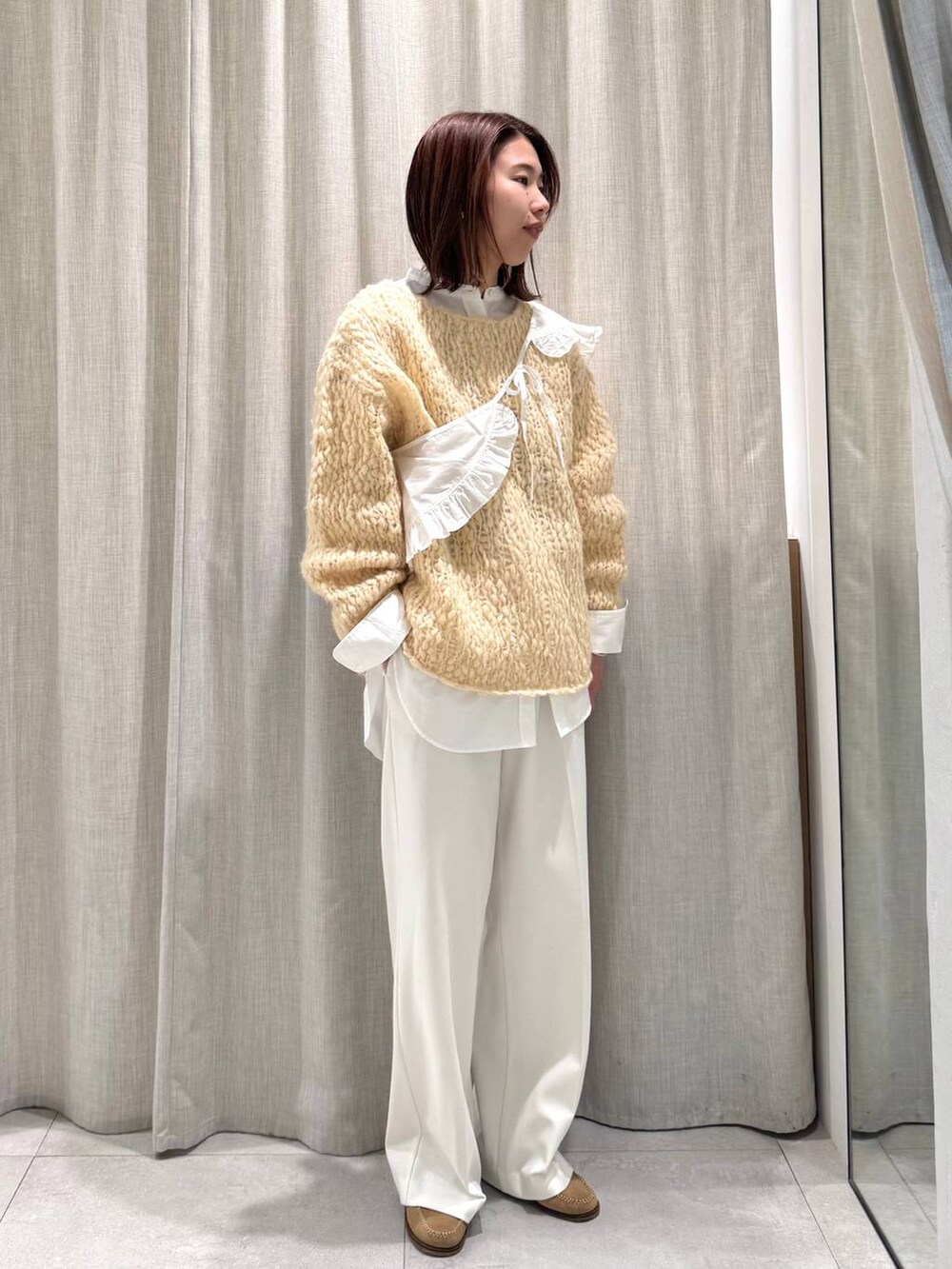 ホワイト系のその他パンツ、ホワイト系のシャツ/ブラウス、ベージュ系のニット/セーターを着用したレディースの冬コーディネートの3枚目の写真