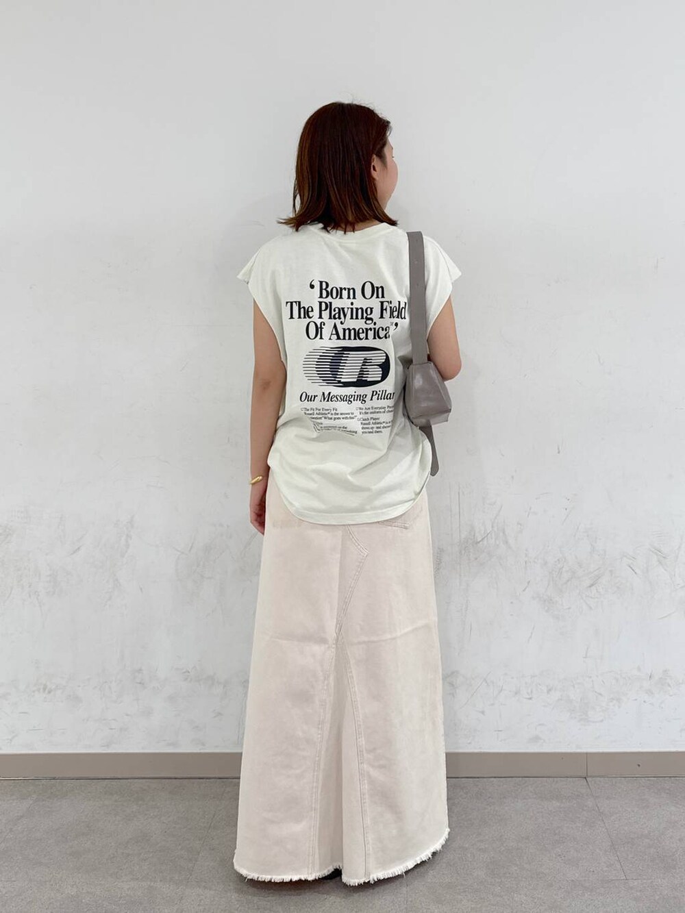 ブラウン系のサンダル、ホワイト系のTシャツ/カットソー、グリーン系のショルダーバッグを着用したレディースの夏コーディネートの6枚目の写真