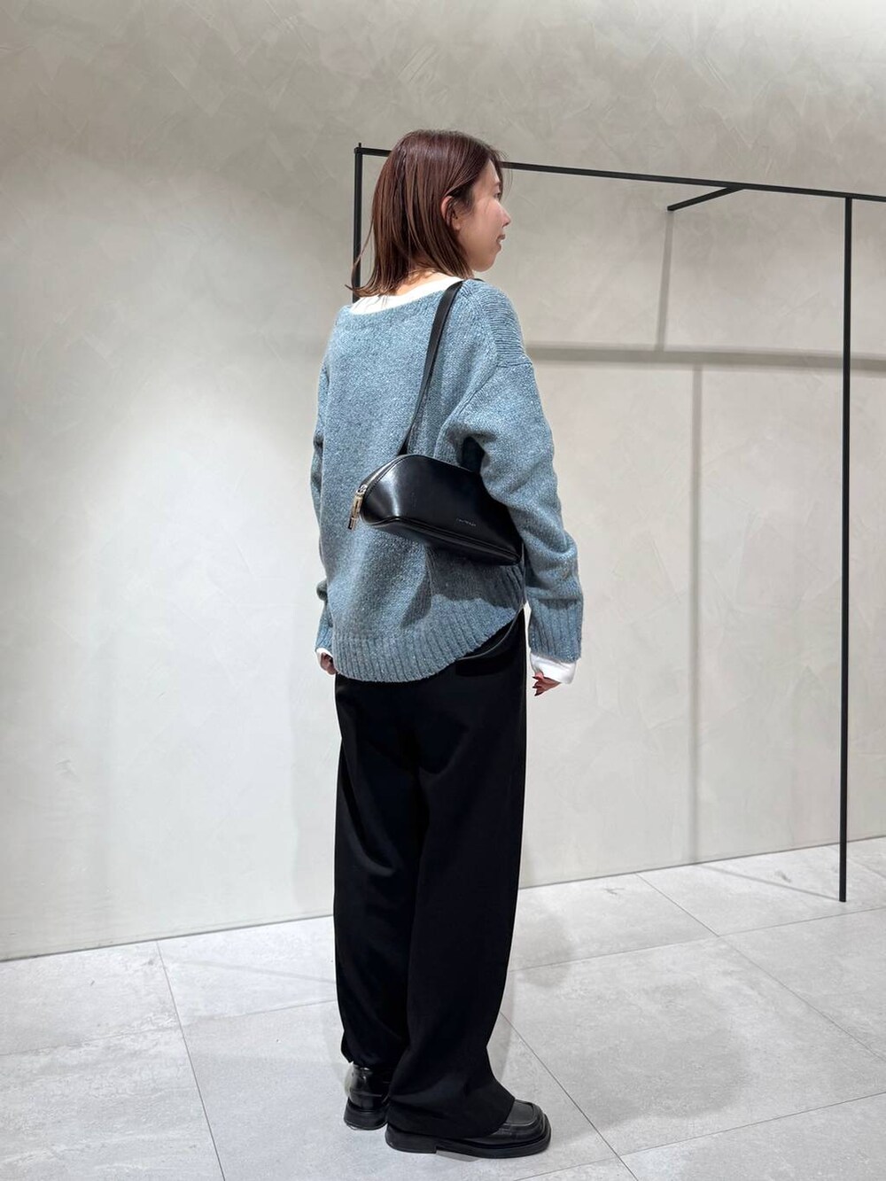 ホワイト系のTシャツ/カットソー、ブラック系のその他パンツ、ブラック系のショルダーバッグを着用したレディースの冬コーディネートの4枚目の写真