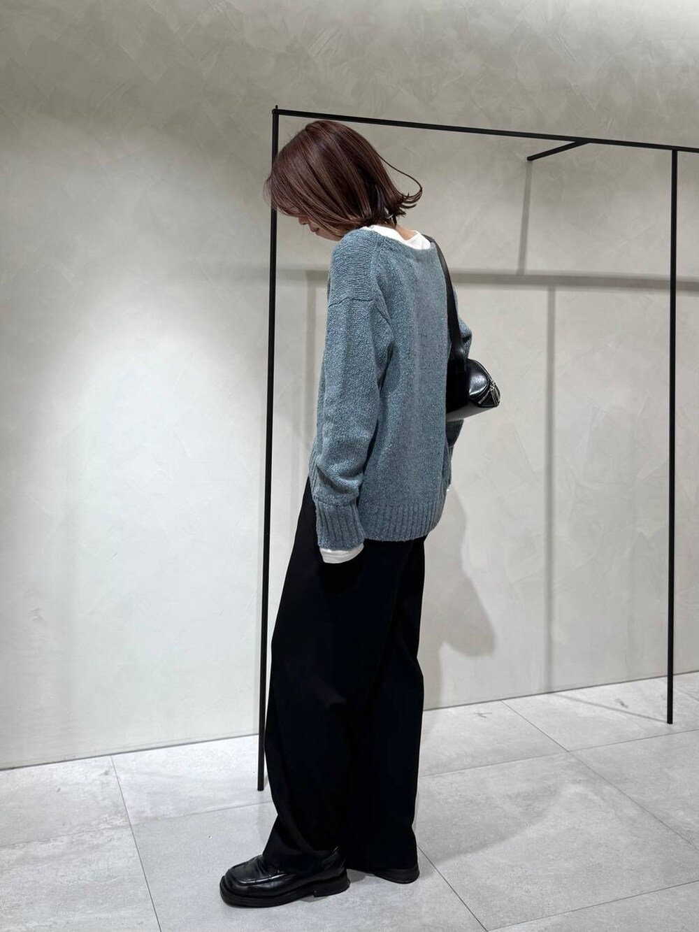 ホワイト系のTシャツ/カットソー、グレー系のその他アウター、ブラック系のその他パンツを着用したレディースの冬コーディネートの8枚目の写真