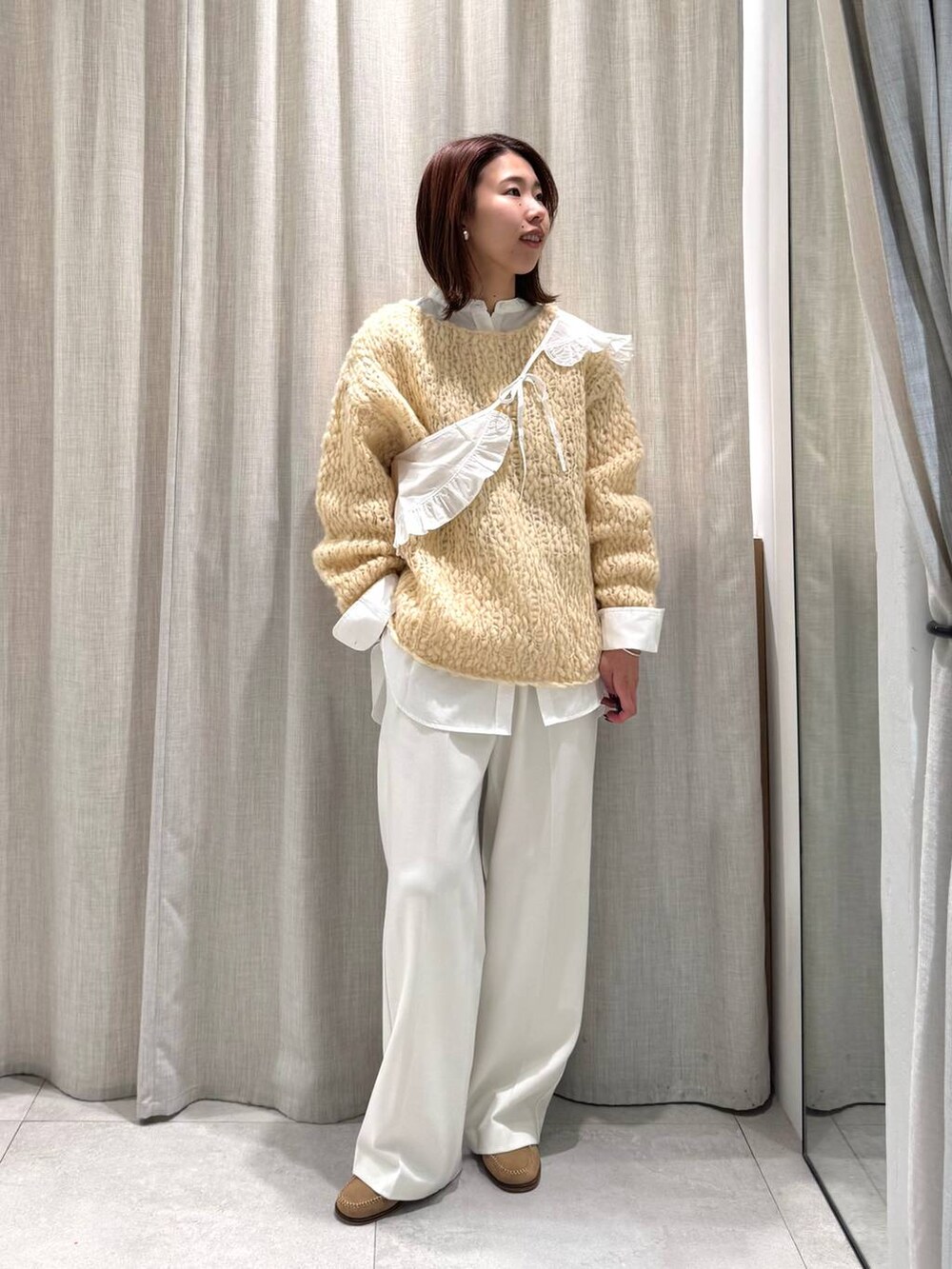 ホワイト系のその他パンツ、ホワイト系のシャツ/ブラウス、ベージュ系のニット/セーターを着用したレディースの冬コーディネートの2枚目の写真