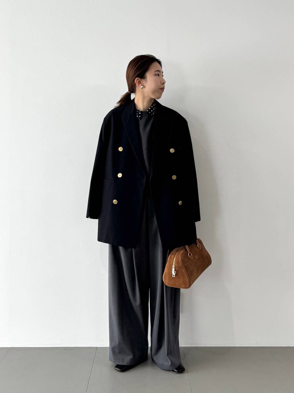 グレー系のその他パンツ、ブルー系のシャツ/ブラウス、ブルー系のテーラードジャケットを着用したレディースの冬コーディネートの3枚目の写真